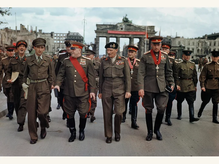 Soviet and British military leaders at the Brandenburg Gate in a colour photograph from 1945.